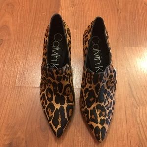 Calvin Klein leopard faux hair size 7